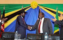  رئيس جنوب السودان سلفا كير، إلى اليسار، يصافح رياك مشار، على اليمين، بعد توقيع اتفاق في نهاية المحادثات في أروشا، تنزانيا، 21 يناير 2015