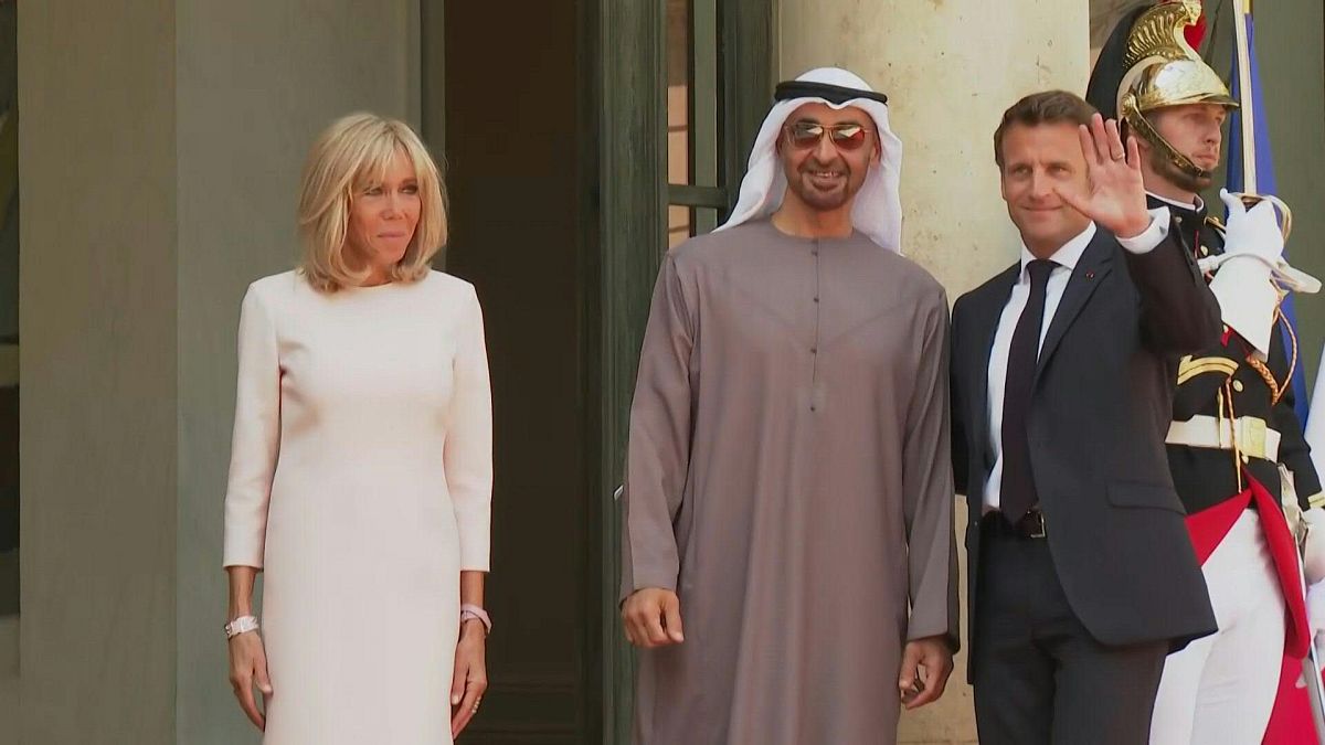 الرئيس الفرنسي ايمانويل ماكرون يستقبل رئيس الإمارات الشيخ محمد بن زايد آل نهيان في قصر الإليزيه بباريس.