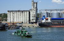 Ein russisches Militärboot vor einem Getreidesilo in der von Russland kontrollierten Stadt Mariupol