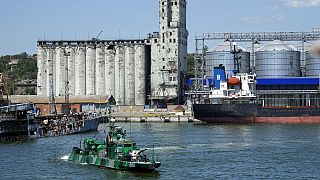 Ein russisches Militärboot vor einem Getreidesilo in der von Russland kontrollierten Stadt Mariupol