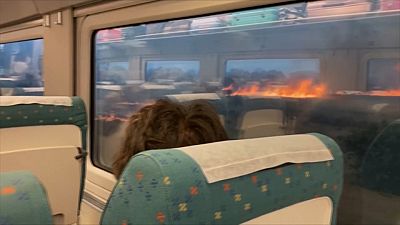 قطار يسير قبالة حرائق الغابات في إسبانيا.