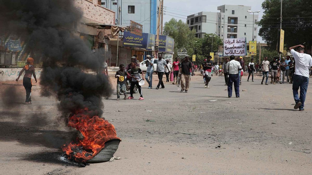 متظاهرون سودانيون يخرجون إلى الشوارع في الخرطوم، يطالبون بالحكم المدني وينددون بالحكم العسكري، السودان، الأحد 17 يوليو 2022
