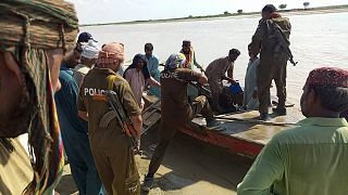يستعد رجال الشرطة والقرويون المحليون للبحث عن الضحايا الذين غرقوا في نهر إندوس بعد انقلاب قارب مكتظ في حفل زفاف في ضواحي مدينة صادق آباد، باكستان، 18 يوليو 2022.
