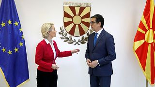 La présidente de la Commission européenne, Ursula von der Leyen, et le président de la Macédoine du Nord, Stevo Pendarovski, à Skopje,