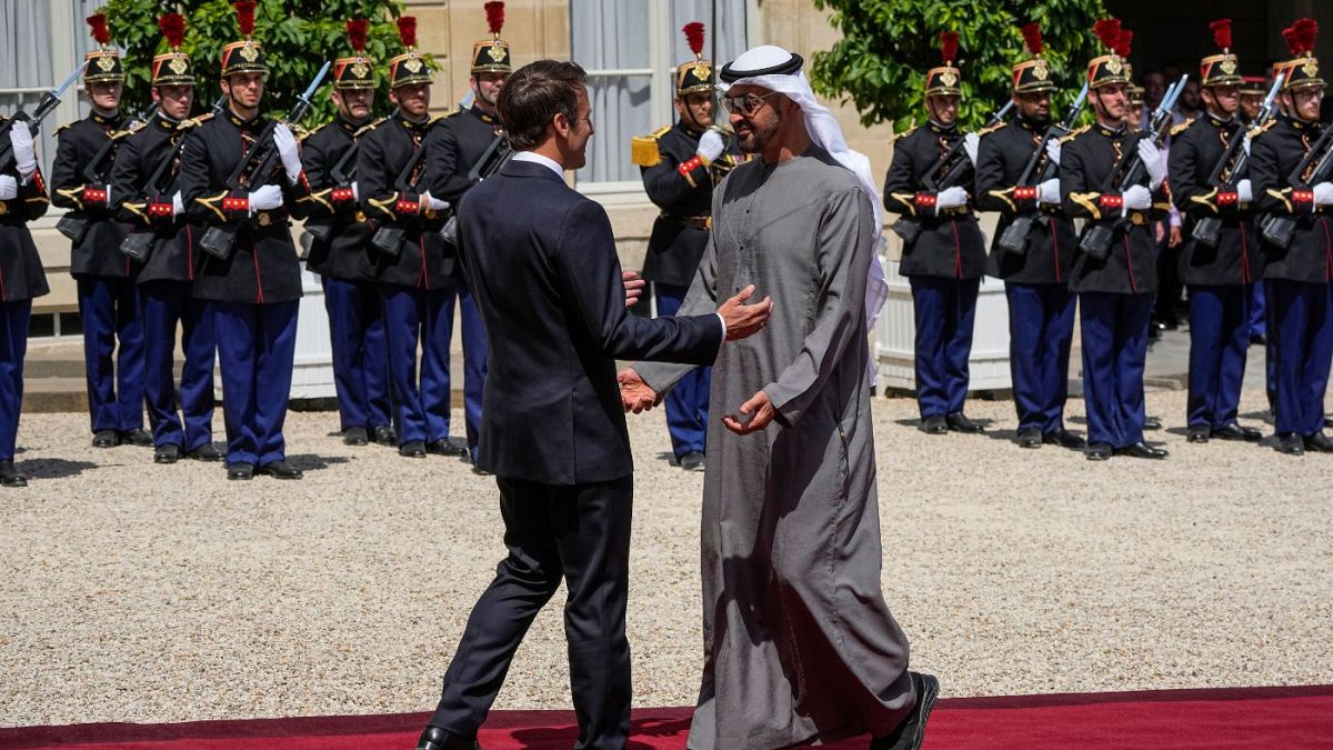 استقبال امانوئل ماکرون، رئیس‌جمهور فرانسه از محمد بن زاید، رئیس امارات عربی متحده در الیزه