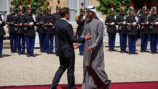 استقبال امانوئل ماکرون، رئیس‌جمهور فرانسه از محمد بن زاید، رئیس امارات عربی متحده در الیزه