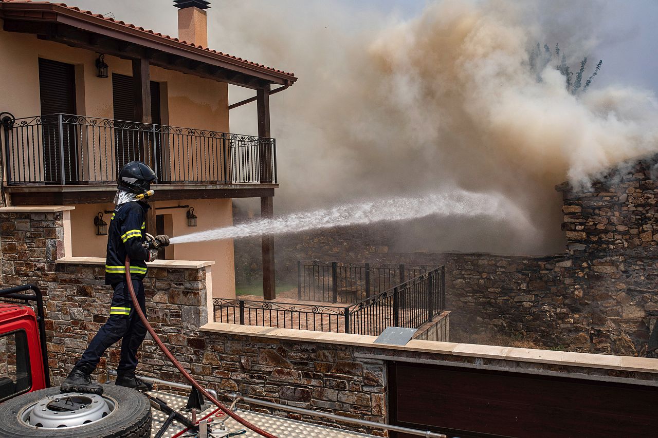 In pictures: Courage and ingenuity as Europeans tackle heat and wildfires |  Euronews