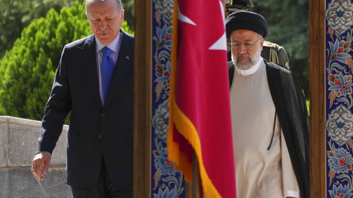 Der iranische Präsident Ebrahim Raisi (r.) empfängt den türkischen Staatschef Recep Tayyip Erdogan in Teheran