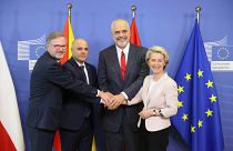 Avrupa Komisyonu Başkanı Ursula von der Leyen (sağda), Arnavutluk Başbakanı Edi Rama (sağ 2) ve Kuzey Makedonya Başbakanı Dimitar Kovacevski ile Brüksel'de buluştu