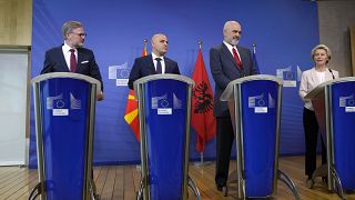 La présidente de la Commission européenne et les Premiers ministres albanais, nord-macédonien et tchèque (de droite à gauche)