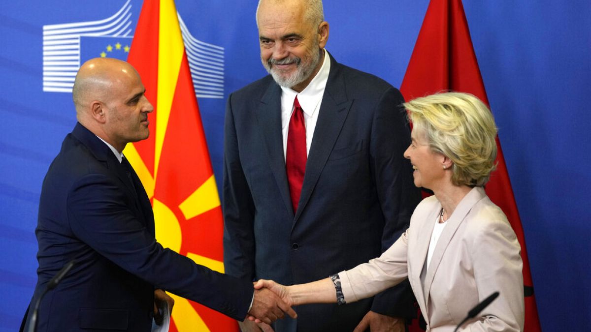 Η πρόεδρος της ΕΕ Ούρσουλα Φον ντερ Λάιεν και οι πρωθυπουργοί Βόρειας Μακεδονίας και Αλβανίας