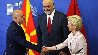Η πρόεδρος της ΕΕ Ούρσουλα Φον ντερ Λάιεν και οι πρωθυπουργοί Βόρειας Μακεδονίας και Αλβανίας