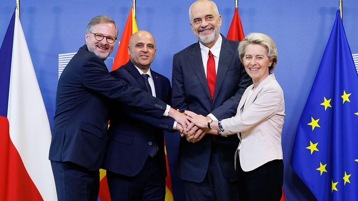 EU-Kommissionspräsidentin Vvon der Leyen (rechts) und der tschechische EU-Ratsvorsitzende Fiala (links) mit den Regierungschefs Nordmazedoniens und Albaniens in Brüssel