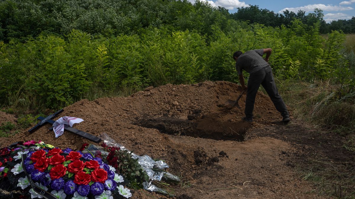 Похороны 35-летней жительницы Покровска на востоке Украины, погибшей в результате российского ракетного обстрела.
