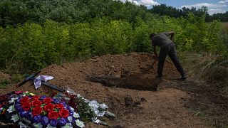 Похороны 35-летней жительницы Покровска на востоке Украины, погибшей в результате российского ракетного обстрела.