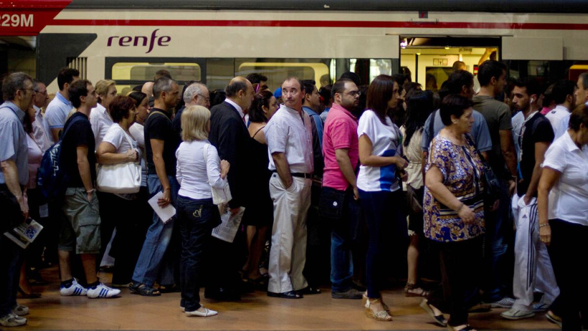 Utasok várakoznak az Atocha vonatállomáson a felszállásra a spanyol államvasutak egyik szerelvényére 2013-ban