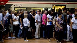Utasok várakoznak az Atocha vonatállomáson a felszállásra a spanyol államvasutak egyik szerelvényére 2013-ban