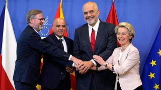 La présidente de la Commission européenne Ursula von der Leyen avec les Premiers ministres albanais et macédonien, le 19 juillet 2022.