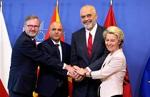 از سمت راست، اورزولا فن در لاین، رئیس کمیسیون اروپا، ادی راما، نخست وزیر آلبانی، دیمیتار کوواچفسکی، نخست وزیر مقدونیه شمالی و پتر فیالا، نخست وزیر جمهوری چک