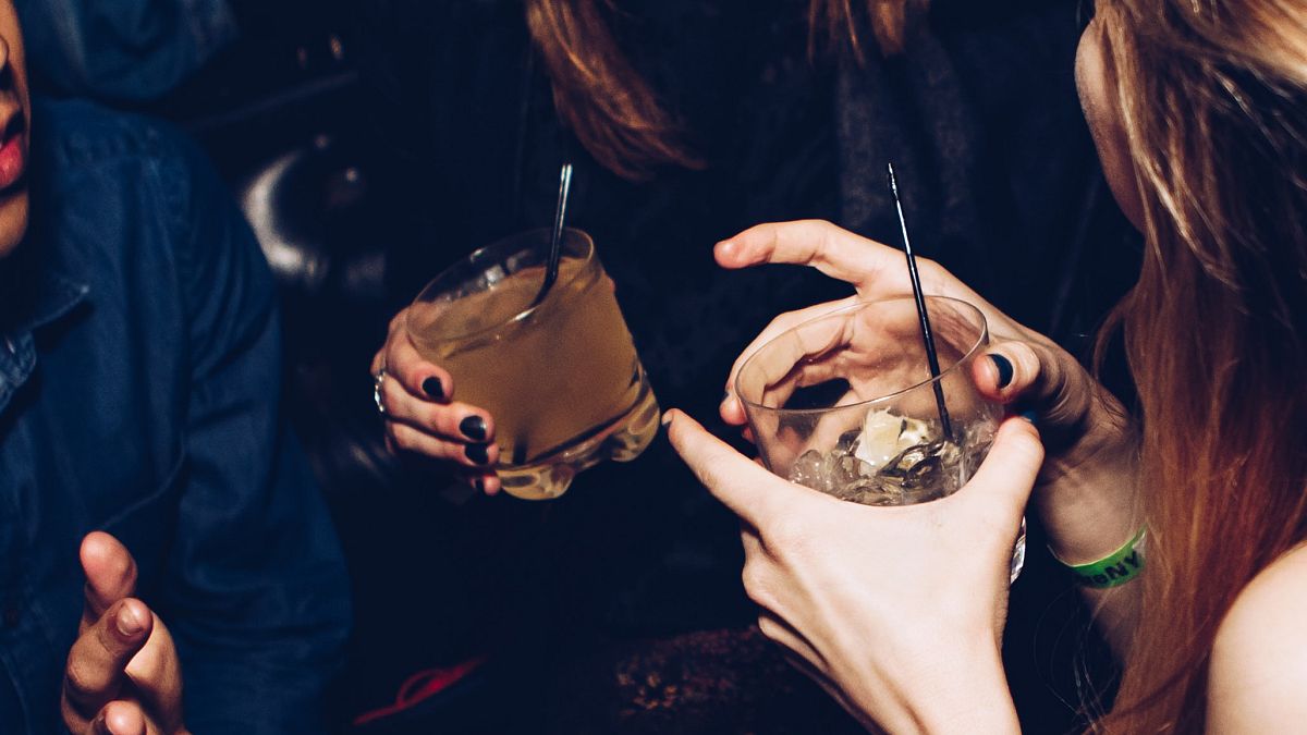 Wie viel Alkohol ist schädlich und ab welchem Alter? Dazu hat eine in The Lancet veröffentlichte Studie neue Erkenntnisse gemacht.
