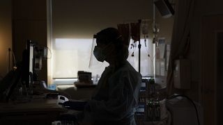 صورة أرشيفية لممرضة تعمل في مستشفى في لوس أنجلوس