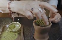 Leonor Espinosa, chef colombiana y Mejor Chef Femenina del Mundo 2022, cocinando un platillo