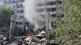 Orosz rakétatámadás után megrongált épület a déli Mikolajivban