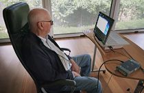 گراهام فلستد ۷۵ساله ، اولین بیمار ثبت شده در مطالعه استنترود، که  رابط مغز و کامپیوتر در بدنش کاشته شد