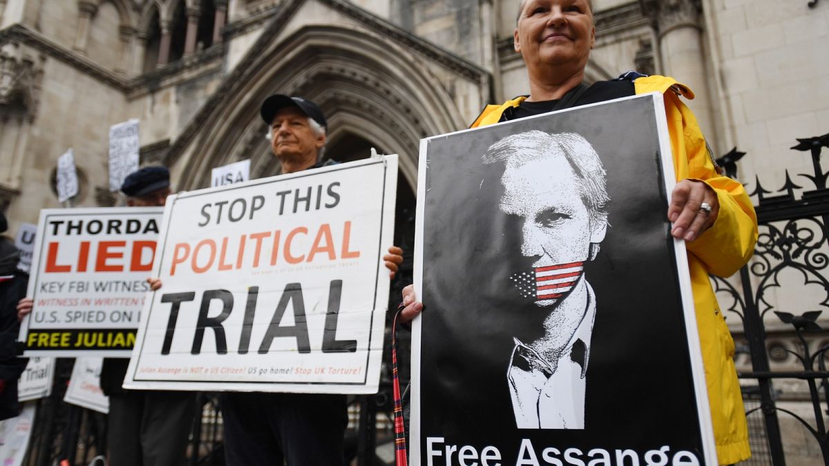 Az újságíró szabadon engedését követelik támogatói egy londoni bíróság előtt