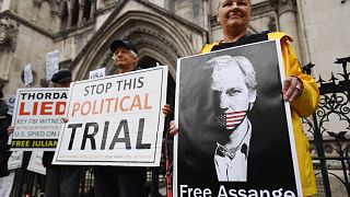 Az újságíró szabadon engedését követelik támogatói egy londoni bíróság előtt