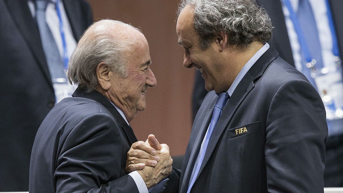 صورة أرشيفية لرئيسي الاتحاد الأوروبي لكرة القدم السابقين جوزيف بلاتر وميشيل بلاتيني، 29 مايو 2015.