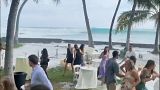 Los invitados de la boda en la que irrumpieron las olas, Hawai, Estados Unidos