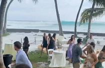 Hochzeitsgäste flüchten vor den Wellen