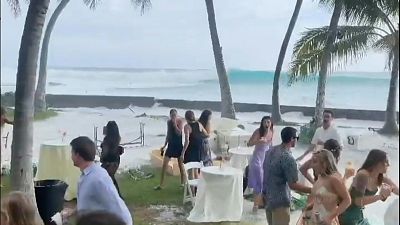 حفل زفاف في الهواء الطلق بجزيرة هاواي.