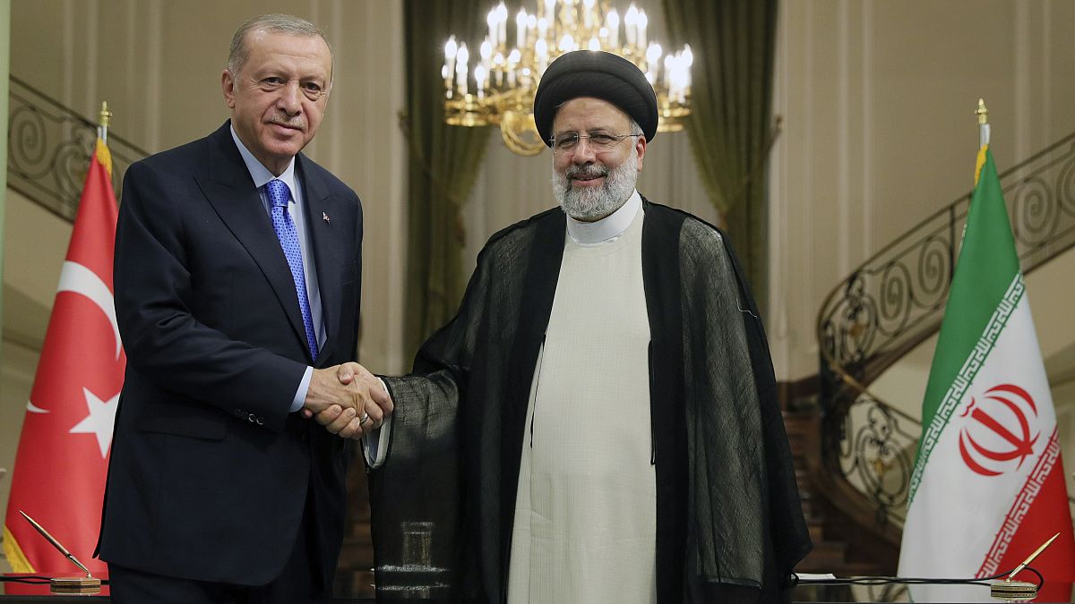 Cumhurbaşkanı Recep Tayyip Erdoğan ile İran Cumhurbaşkanı İbrahim Reisi, Tahran'da bir araya geldi. 