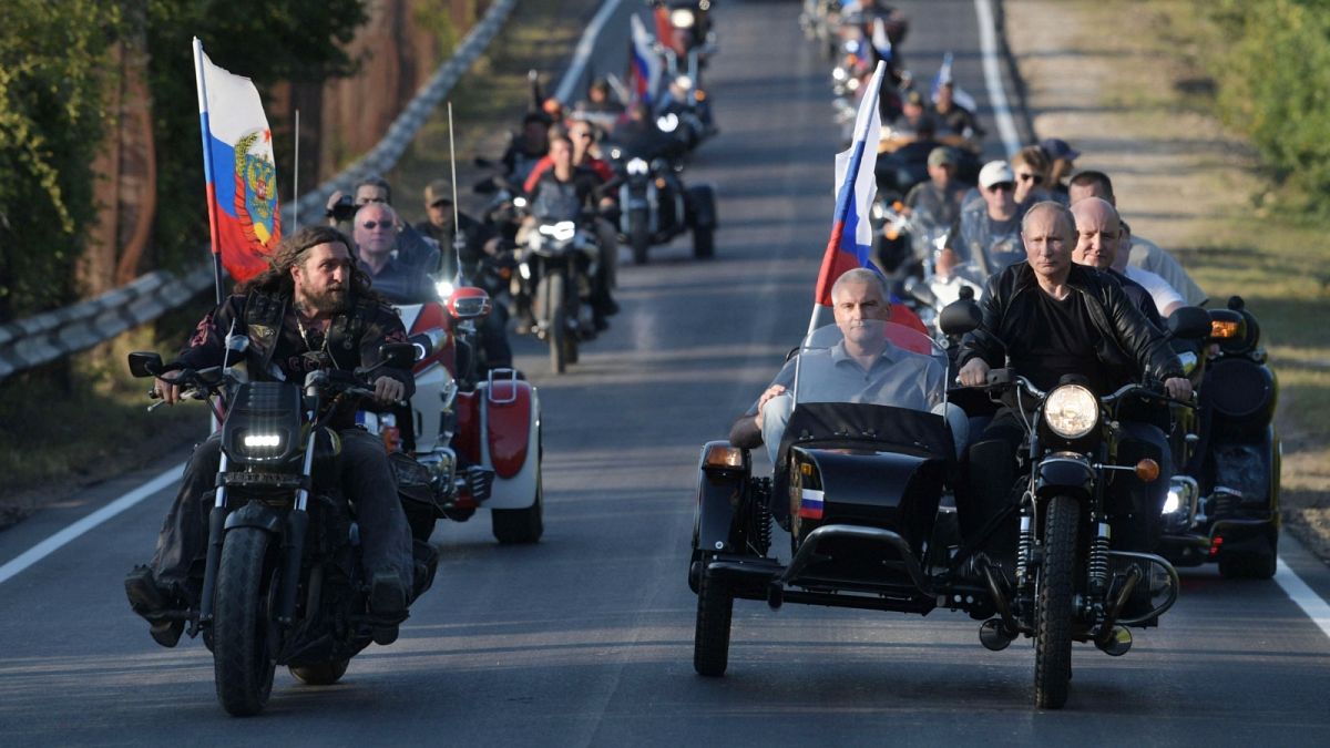 Archív fotó: az orosz elnök is az "Éjszakai Farkasokkal" motorozik