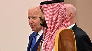 ولي العهد السعودي الأمير محمد بن سلمان رفقة الرئيس الأمريكي جو بايدن في الرياض. 