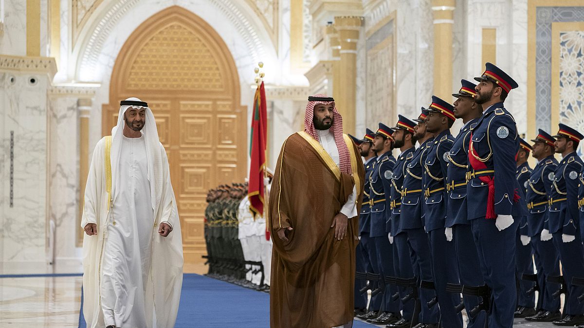 ولي العهد السعودي الأمير محمد بن سلمان إلى جانب الرئيس الإماراتي الشيخ محمد بن زايد آل نهيان (أرشيف) 