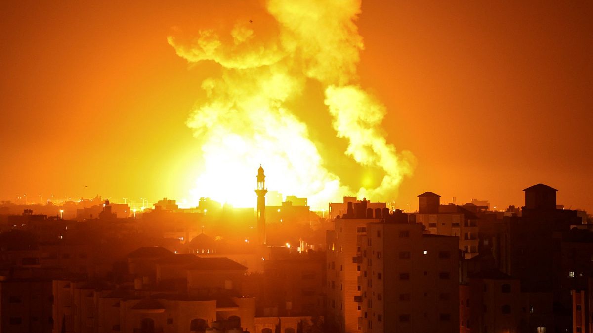 حرائق في أعقاب غارة جوية إسرائيلية على مدينة غزة، 16 يوليو / تموز 2022