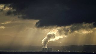 Das Atomkraftwerk Bugey in der Nähe von Lyon leitet warmes Wasser in die Rhône.