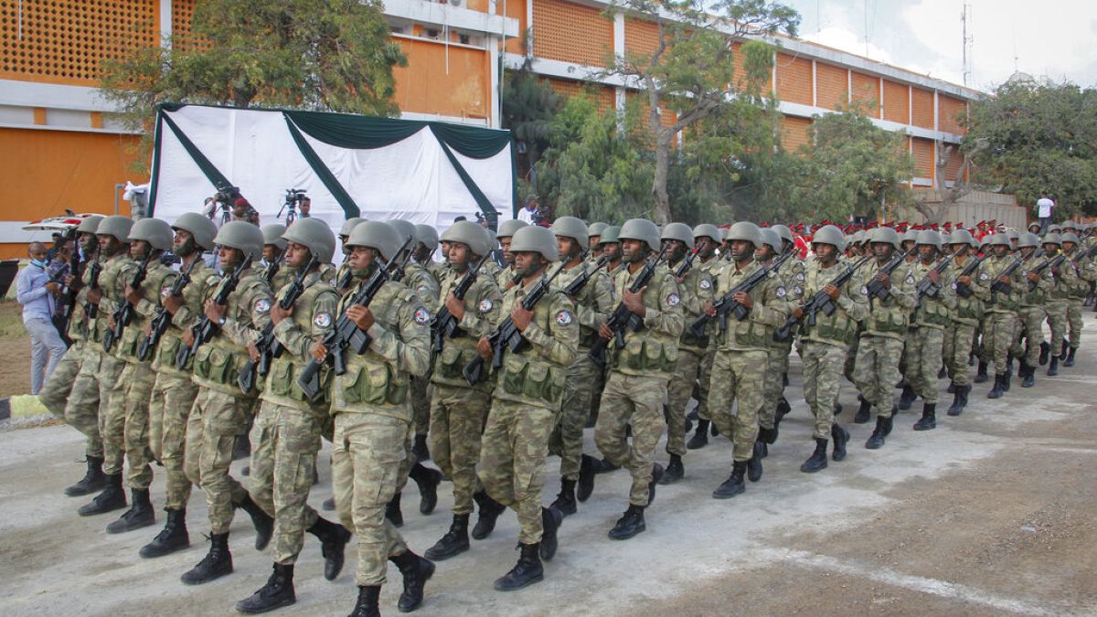 Savunma Bakanlığı yerleşkesi içerisinde düzenlenen geçit töreninde yürüyen Somali ordusuna mensup askerler 