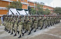 Savunma Bakanlığı yerleşkesi içerisinde düzenlenen geçit töreninde yürüyen Somali ordusuna mensup askerler