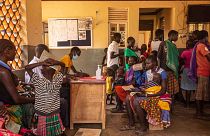 أمهات وأطفالهن في انتظار فحص التغذية في مركز صحي في منطقة كاراموجا، أوغندا، 24 مايو 2022.