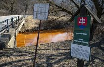 A Sajó folyó elszíneződött vize az egykori vasércbánya közelében a felvidéki Szalóc közelében 2022. március 14-én.