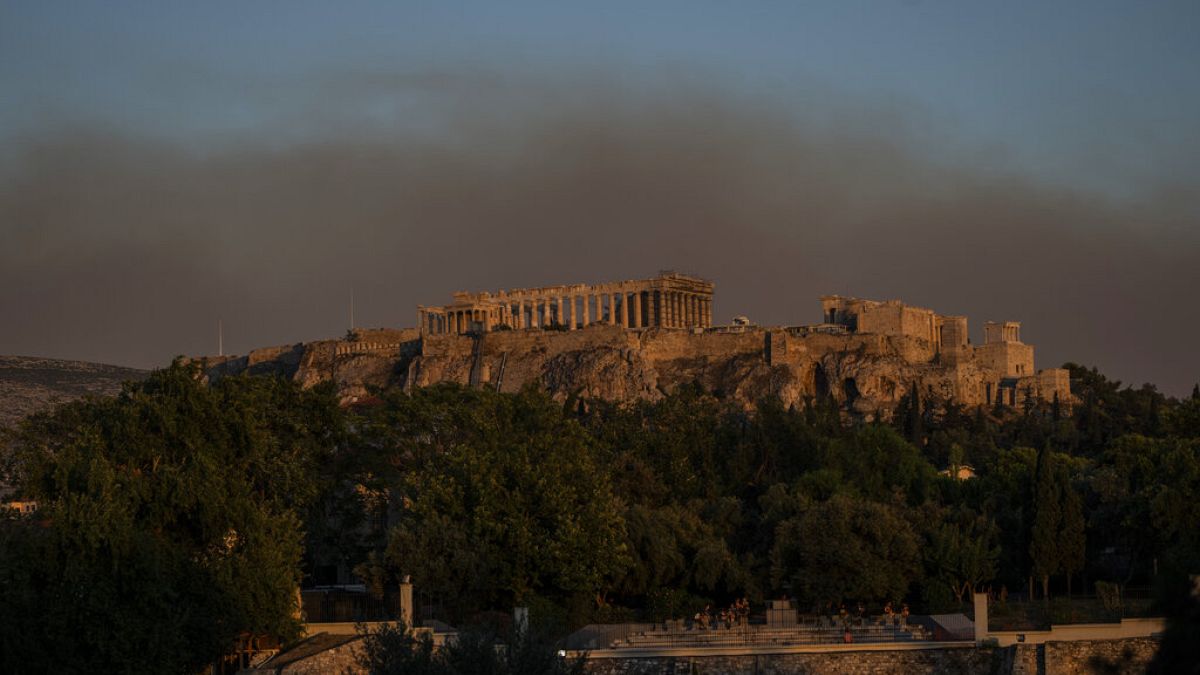 Atenas sumida en una nube de humo