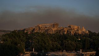 Atenas sumida en una nube de humo