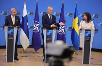 وزير خارجية فنلندا بيكا هافيستو ووزيرة خارجية السويد آن ليند وأمين عام حلف الناتو ينس شتولتنبرغ بعد التوقيع على بروتوكولات انضمام البلدين إلى الحلف، بروكسل 5 يوليو 2022