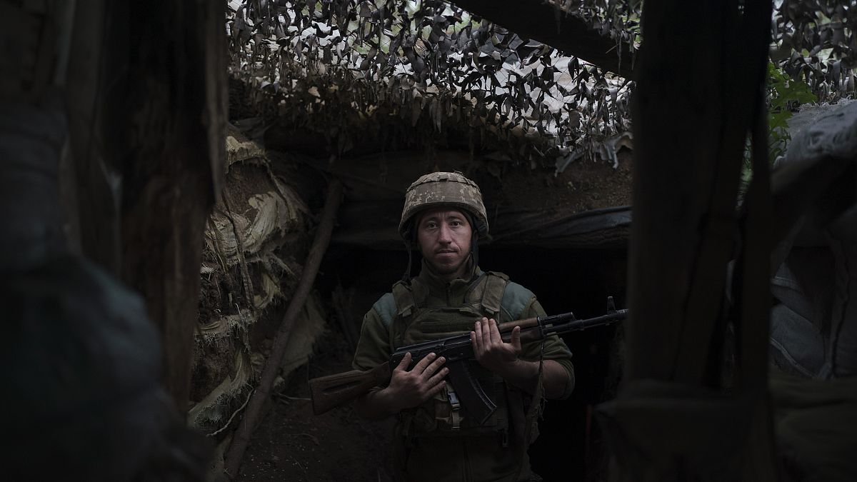 Ukrán katona a lövészárokban