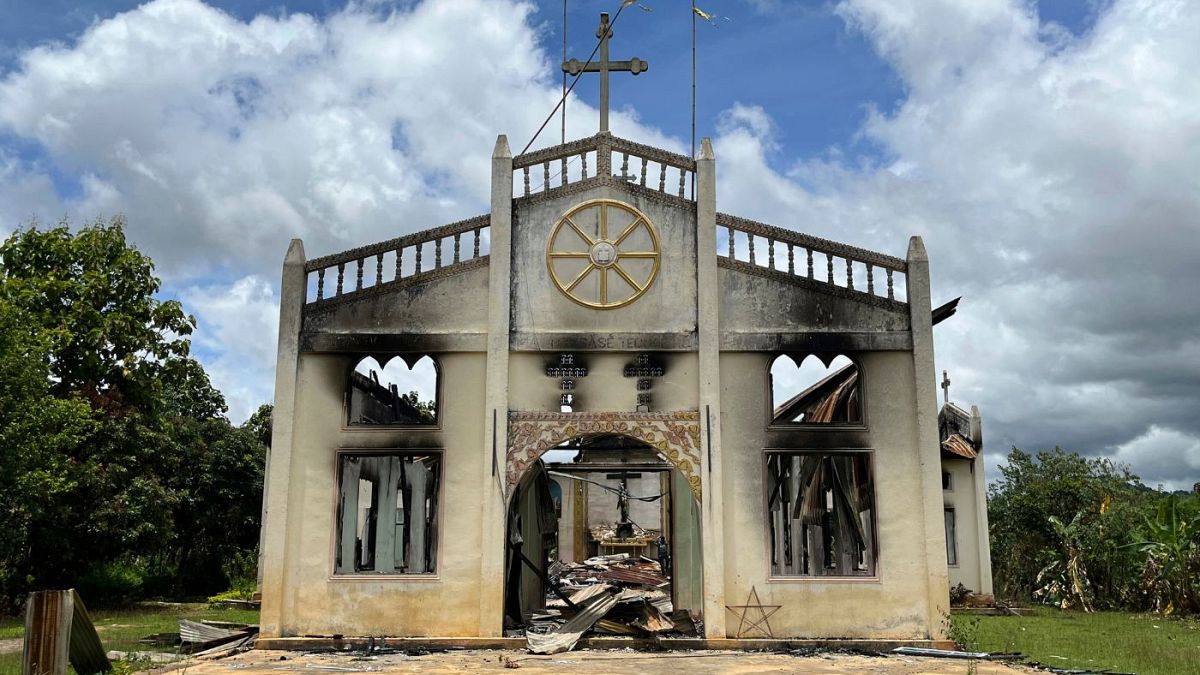 کلیسای آسیب‌دیده در روستایی در میانمار