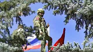 Orosz katonák orosz zászlót tűznek Bilohorivka városának önkormányzatának tetejére, július 3-án a luhanszki régióban